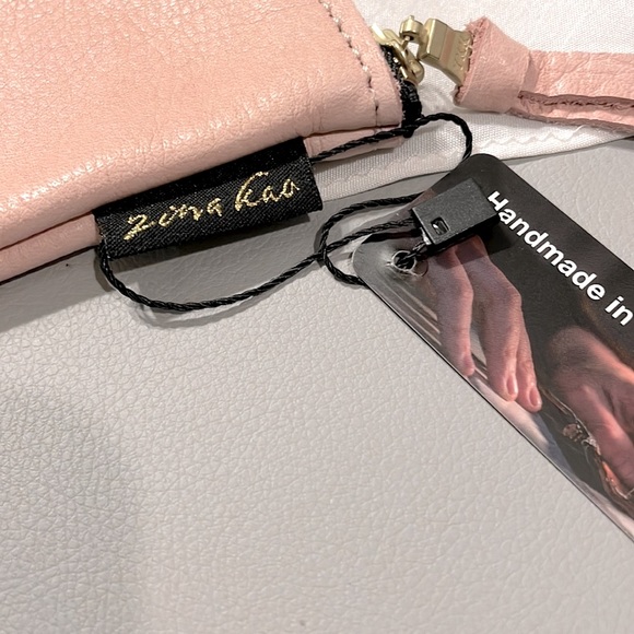 Zina Kao’The Soft Monroe’ Pale Pink Pebbled genuine Leather Zip Cosmetic Bag NWT - Picture 8 of 9